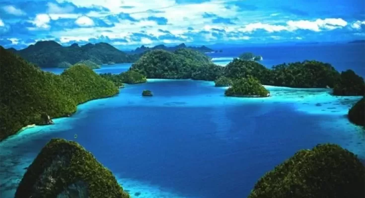 Kepulauan Rajaampat di Papua Barat dari udara. (Indonesia-tourism.com)