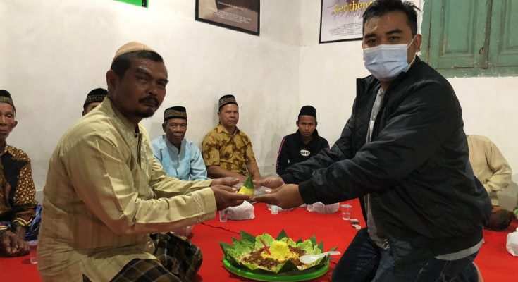 Foto : Pemotongan tumpeng oleh Kades kepunduhan Yudha Kurniawan